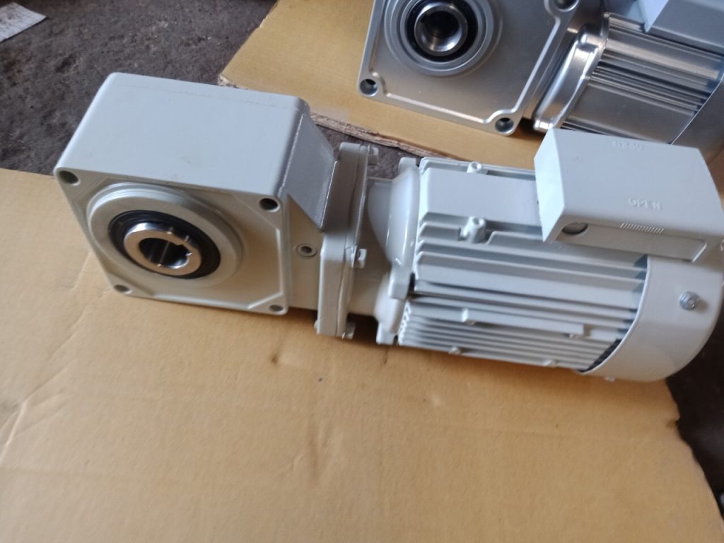 MOTOR GIẢM TỐC  CỐT ÂM VUÔNG GÓC